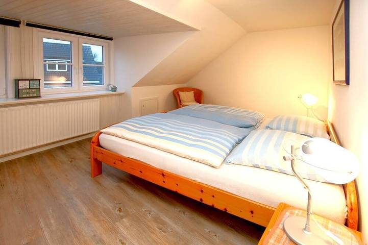 Ganze Wohnung, Mittelstraße 18, Whg. 1, Haus am Rosenbeet - Ferienwohnung mit 3- Zimmern auf in Nordfriesische Inseln (Schleswig-Holstein) (Schleswig-Holstein), Wyk auf Föhr