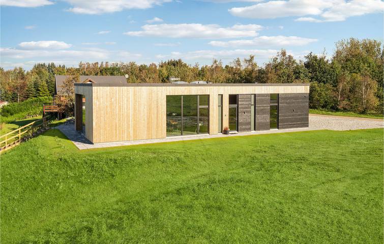 Ferieudlejning for 18 personer, med Terrasse og Jacuzzi såvel som Have og Sauna i Virksund