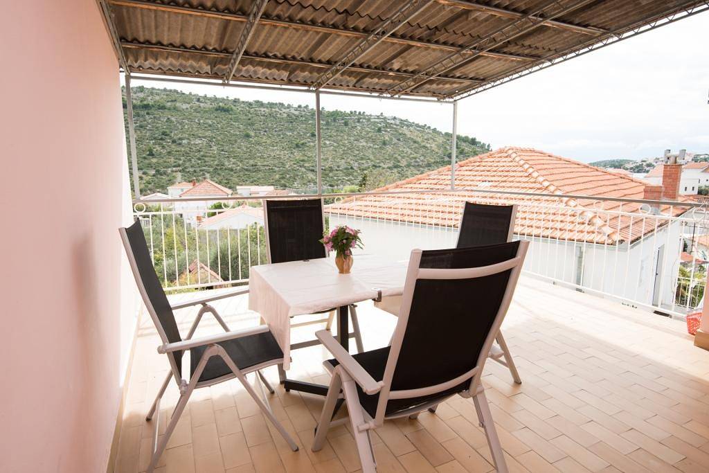 Apartamento entero, Ferienwohnung in Stupin Čeline mit Meerblick, Terrasse, Klimaanlage, W-Lan (5149-2) in Rogoznica, Condado de Šibenik-Knin