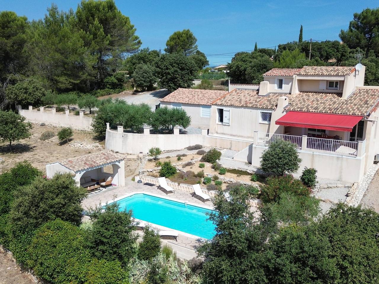 Nice holiday home with pool and wide views in AOC Saint-Julien, Región Brignoles