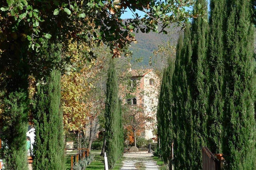 Entire apartment, Country tower apartment in Cortona 1bed1bath with shared pool & gorgeous gardens in Tuoro sul Trasimeno, Umbria