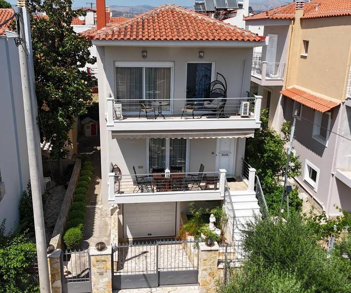 Villa für 7 Personen, mit Balkon und Terrasse sowie Garten und Ausblick in Aria