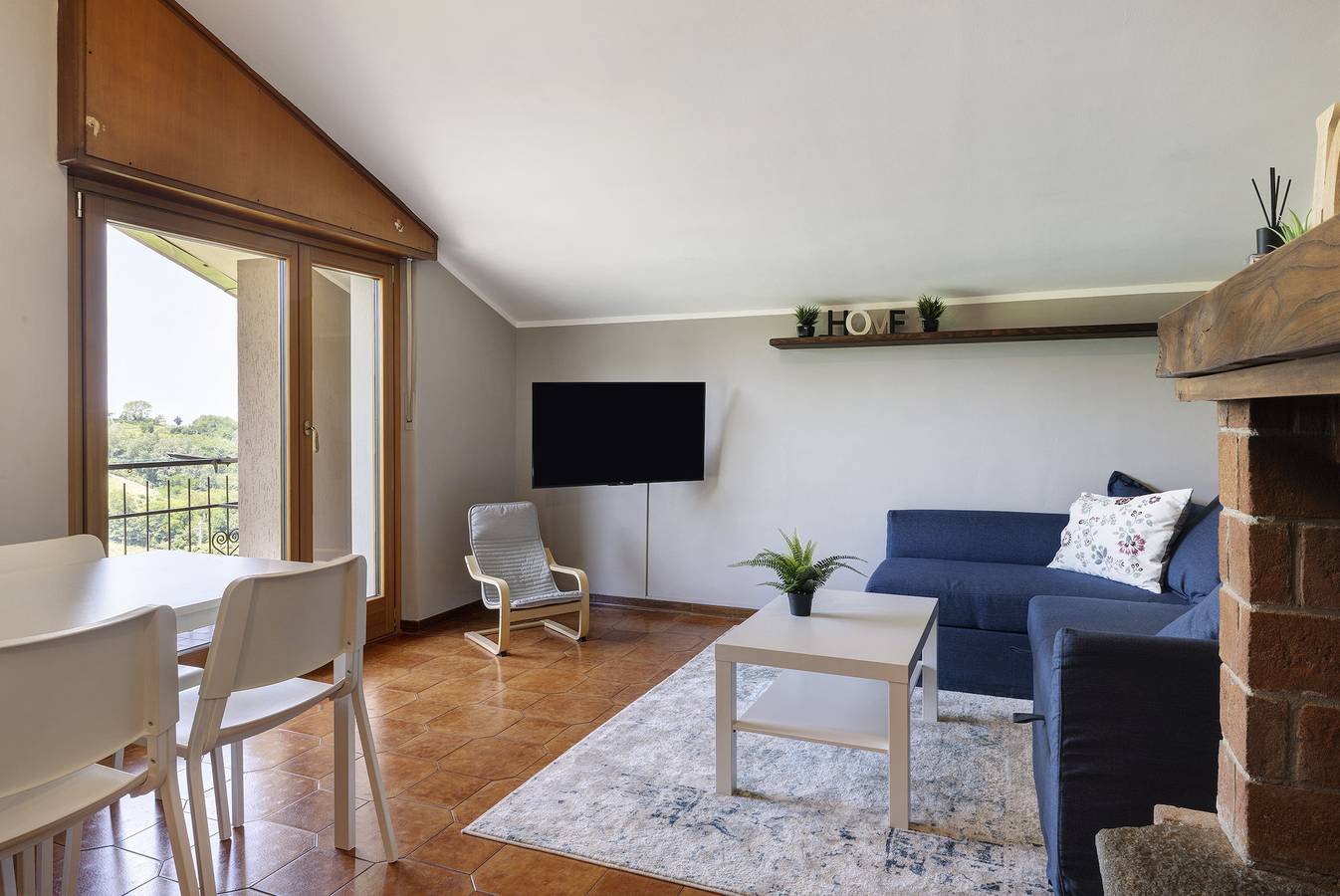Apartamento entero, Apartamento 'La Terrazza' con vistas a la montaña, Wi-Fi y aire acondicionado in Cassinasco, Langhe