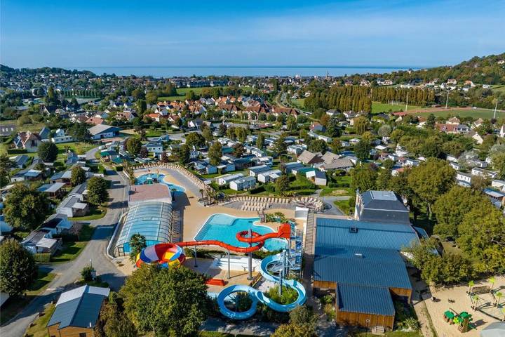 Camping pour 8 personnes, avec Terrasse et Jardin ainsi que Bassin pour enfant et Piscine