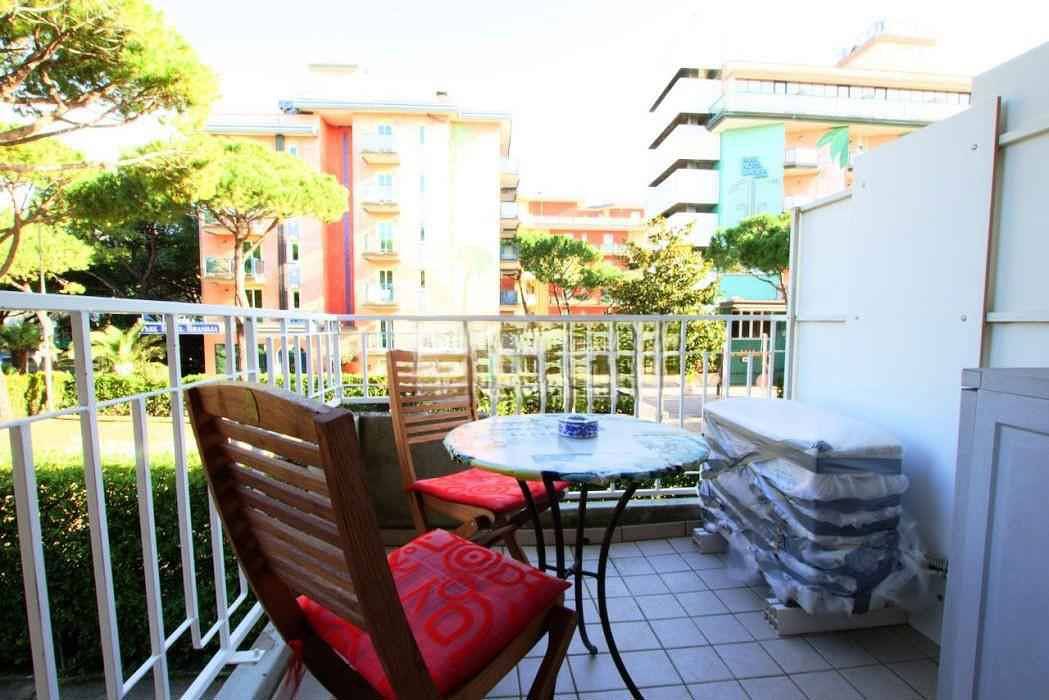 Entire studio, Studio with air conditioning and balcony with side sea view in Lido di Jesolo, Jesolo