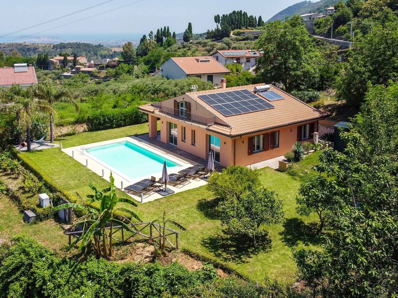 Berghütte "Villa Malú" mit Blick auf das Wasser in Castroreale, Provincia di Messina