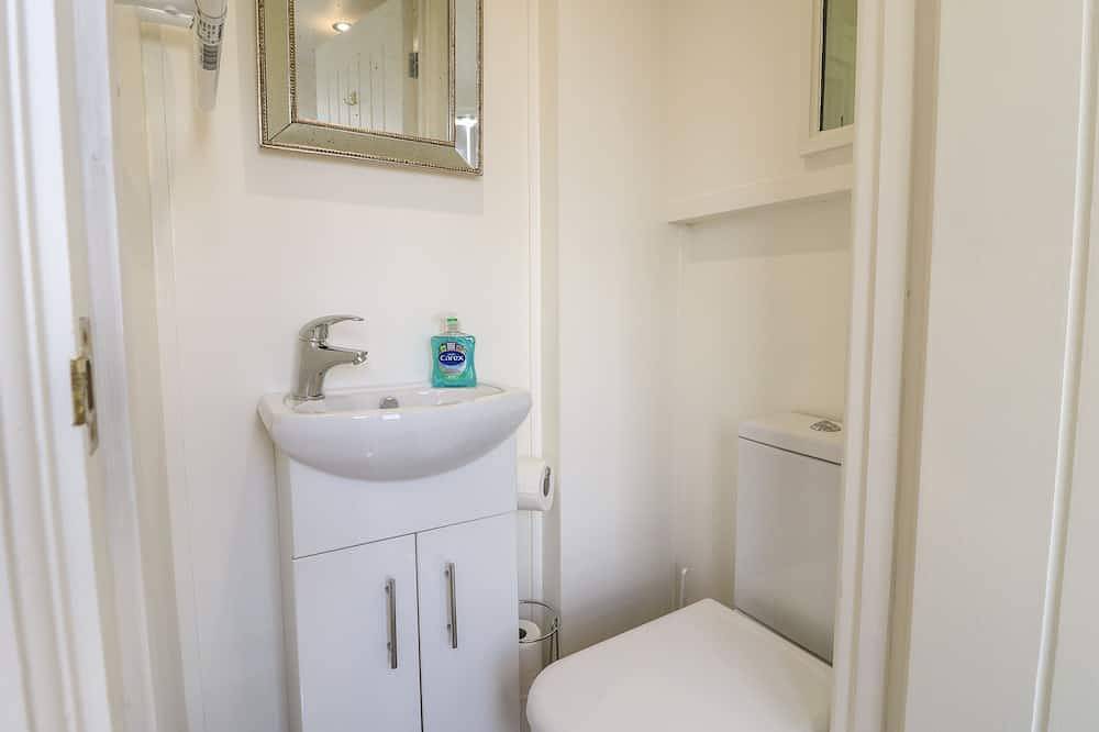 Shepherds Hut, pet friendly, with hot tub in Rugeley in Staffordshire