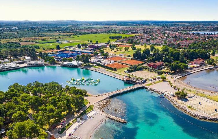 Appartement de vacances entier, Appartement moderne avec piscine et terrasse près de la plage de Vela Draga in Plaža Stella Maris, Umag