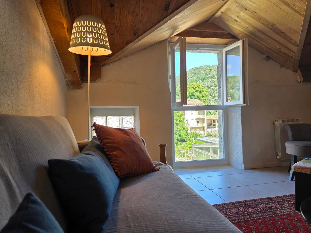 Ganze Wohnung, Elegantes T3-Apartment mit Terrasse im Herzen von Vals-les-Bains in Vals-les-Bains, Parc naturel régional des Monts d'Ardèche