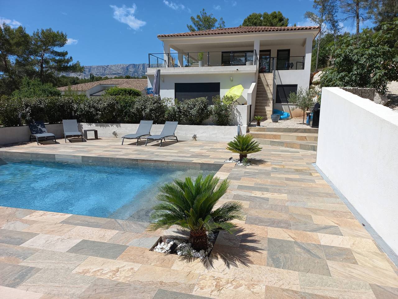 Entire apartment, Apartment 'Haut De Villa Magnifique' with Mountain View, Wi-Fi and Air Conditioning in Rousset, Aix-en-Provence region
