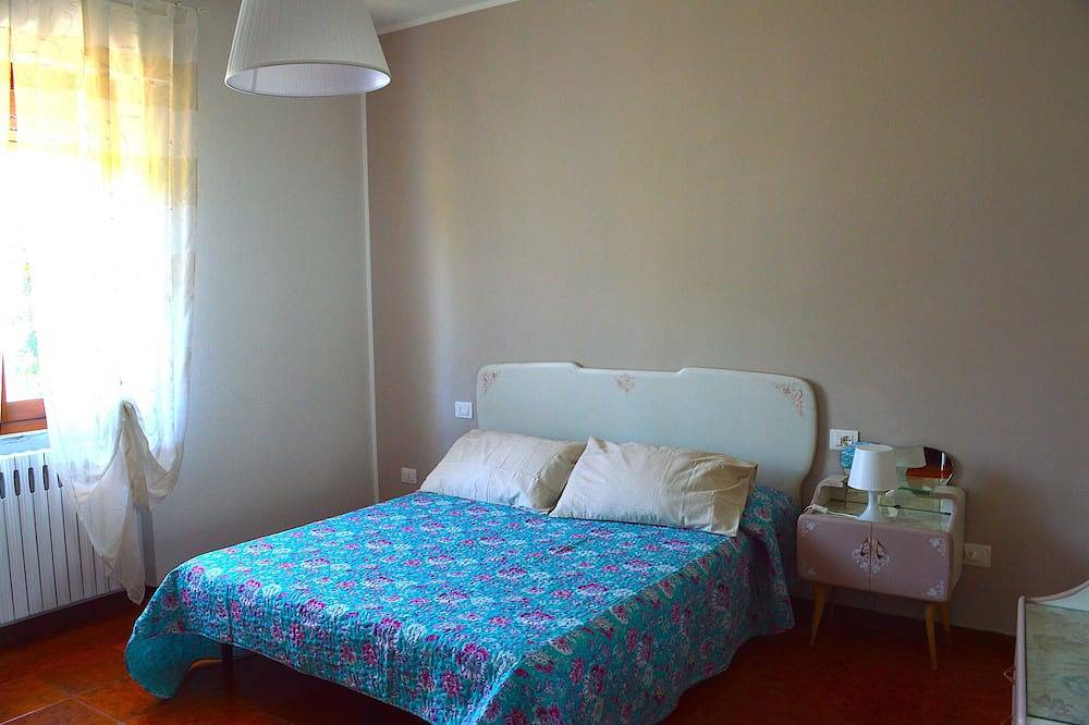 Ganze Wohnung, Apartment in Private Villa with large outdoor garden, swimming pool and parch in Licciana Nardi, Val di Magra