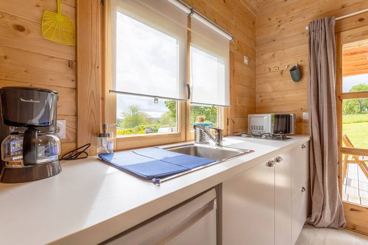 Chalet '5 Pers Landeleau 2kms Canal' with Private Terrace and Shared Garden in Landeleau, Châteaulin region