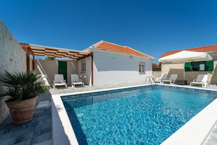 Ferienhaus für 6 Personen, mit Terrasse und Kinderpool in Sveti Petar na Moru