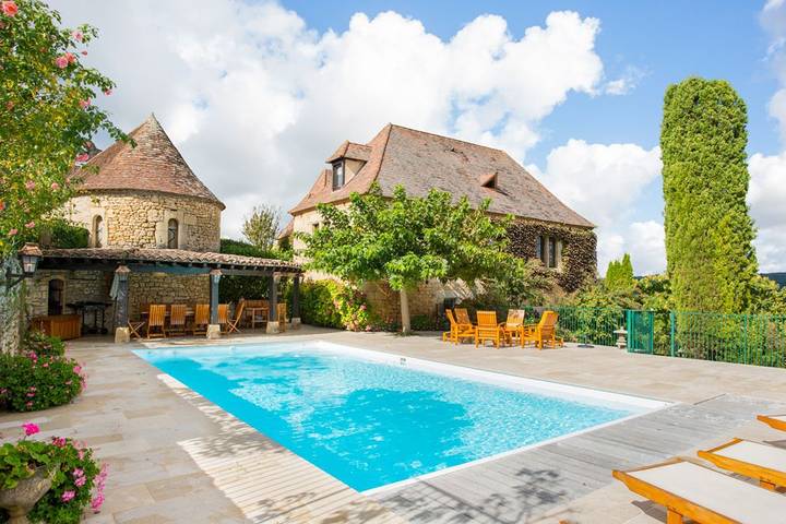 Location de vacances pour 8 personnes, avec Terrasse ainsi que Jardin et Piscine à Sainte-Mondane