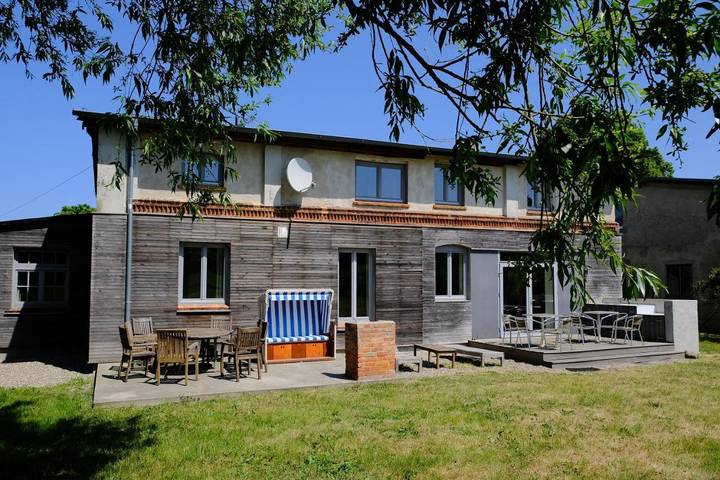 Ferienwohnung für 19 Personen, mit Terrasse und Garten in Warnow
