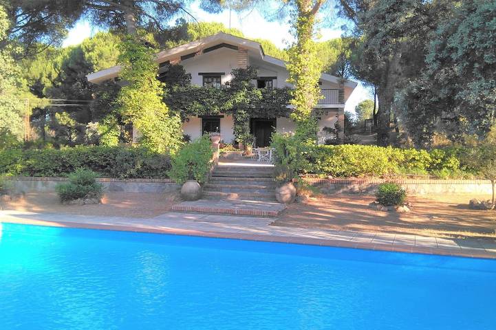 Gîte pour 12 personnes, avec Balcon et Jardin à Arjona (homonymie)