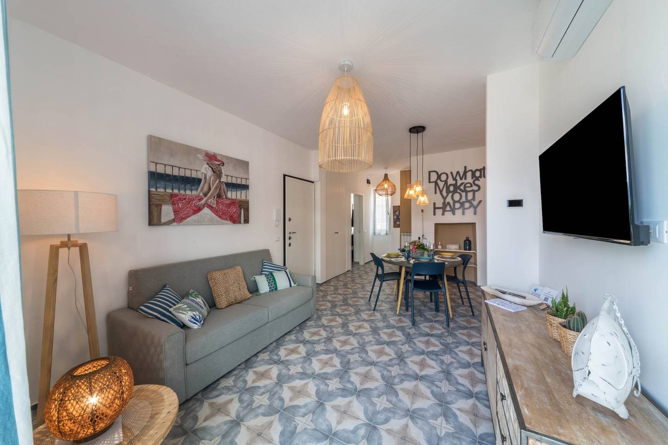 Appartamento intero, Casa Royale Appartamento Acqua con vista sul Lago e sulla Montagna, Wi-Fi, A/C & Balcone in Lierna, Prealpi Bergamasche Occidentali