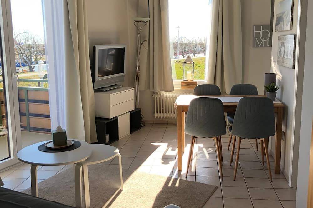 Ganze Wohnung, Lichtdurchflutete Ferienwohnung im Zentrum mit Blick auf die Fischkutter in Hafen Büsum, Büsum
