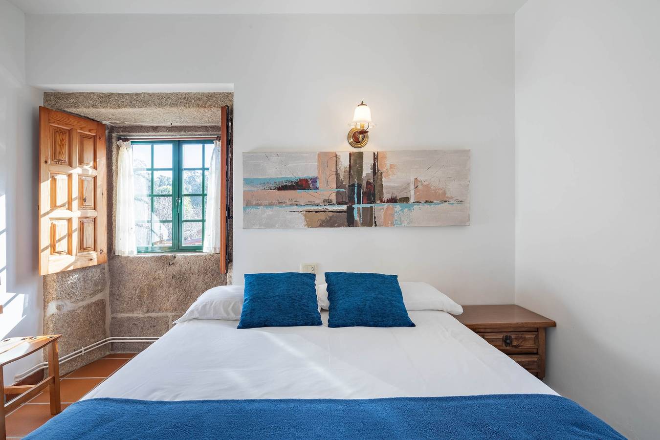 Bed and Breakfast 'Habitación Triple 4' with Mountain View, Shared Pool and Wi-Fi in Tui, Pontevedra Province