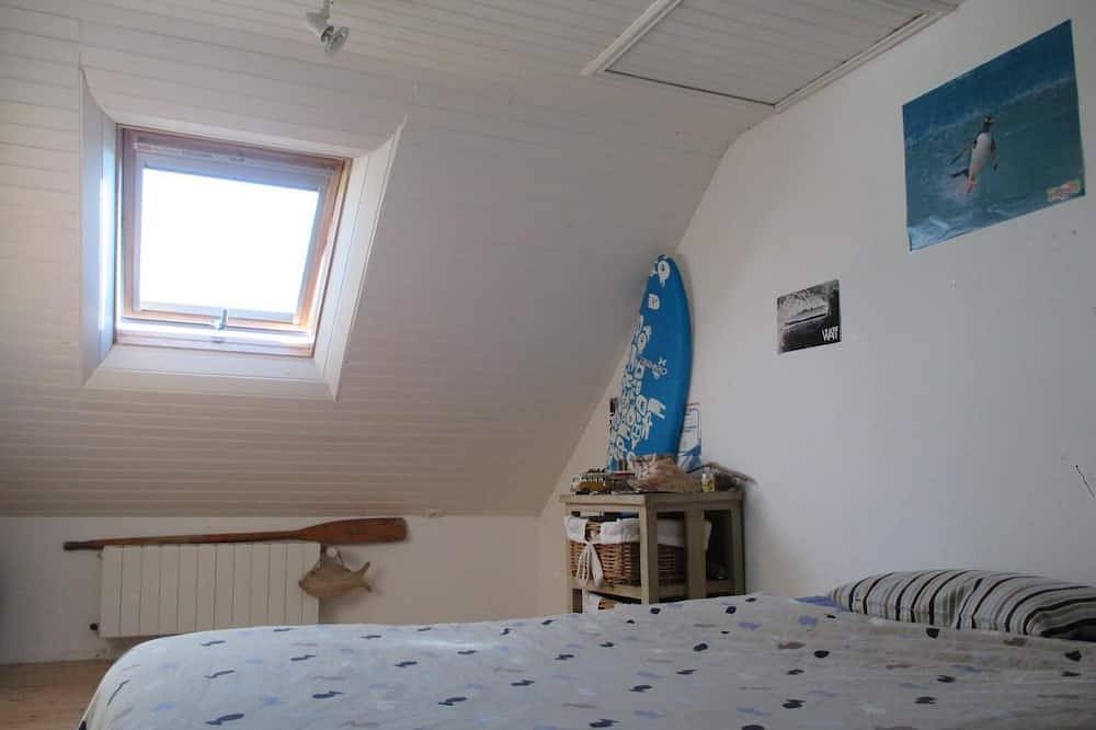 La maison aux mouettes et aux volets bleus in Lampaul-Plouarzel, Région de Brest