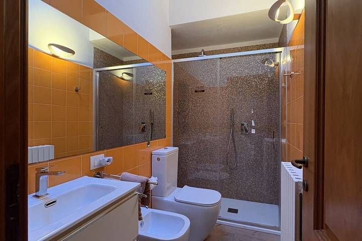 Ganze Wohnung, Luxuriöses Apartment im Herzen von Arona, nur wenige Schritte vom See und nur 10 Meter von der Via Cavour entfernt, Aronas Haupteinkaufsstraße mit Boutiquen, Restaurants und Geschäften für jeden Bedarf. Dieses wunderschöne Zweizimmer-Apartment besti in Arona (Lago Maggiore), Arona Gemeinde