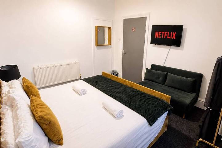 Entire apartment, Stay in this lovely home, perfect for large families & groups for a comfortable and convenient visit by Shm Stays Group. The space is bright, welcoming, and ideal for both short and longer stays. Close to local shops, transport links, and amenities. in Birmingham, Birmingham Area