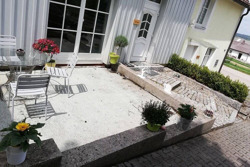 Ganze Wohnung, Gemütliche Ferienwohnung für maximal 5 Personen mit Terrasse in Schillingsfürst, Romantische Straße