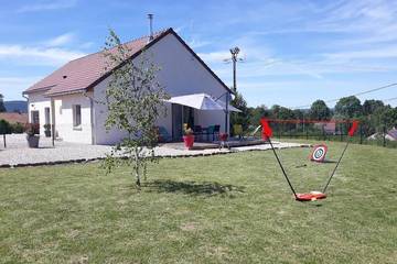 Gîte pour 6 personnes, avec terrasse ainsi que jacuzzi et jardin, animaux acceptés à Barésia-sur-l'Ain