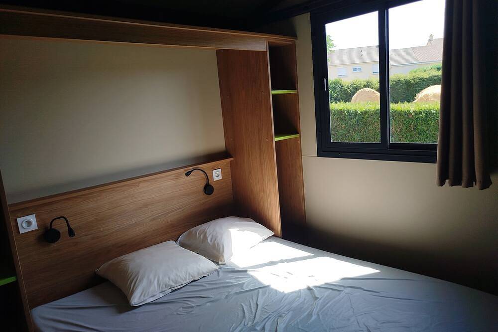 Superb Portland Chalet, 3 bedrooms, sleeps up to 7, all comforts in Évron, Mayenne (desambiguación)