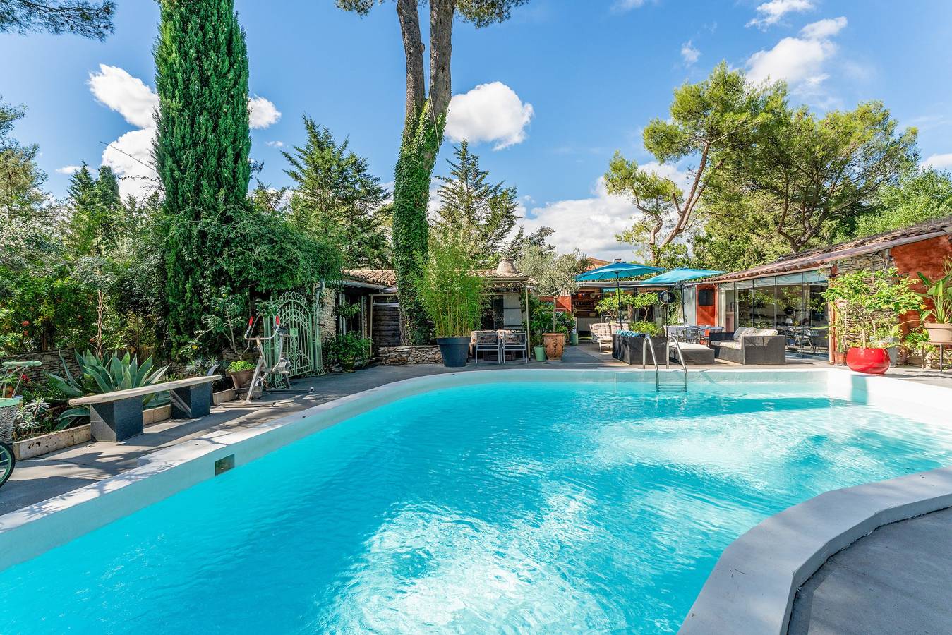 Bed and Breakfast 'Bleu' mit Gemeinschaftspool, privater Terrasse und Klimaanlage in Nîmes, Nimes und Umgebung