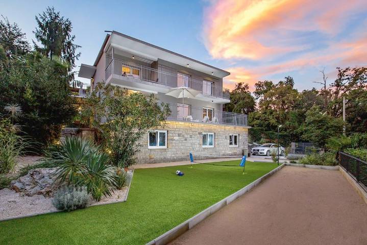 Villa für 23 Personen, mit Pool und Whirlpool sowie Sauna und Garten in Lovran