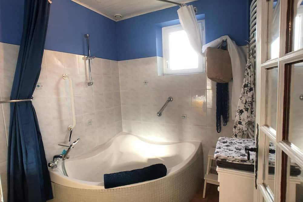Entire apartment, House of Poppies in Saint-Laurent-de-Terregatte, Avranches region