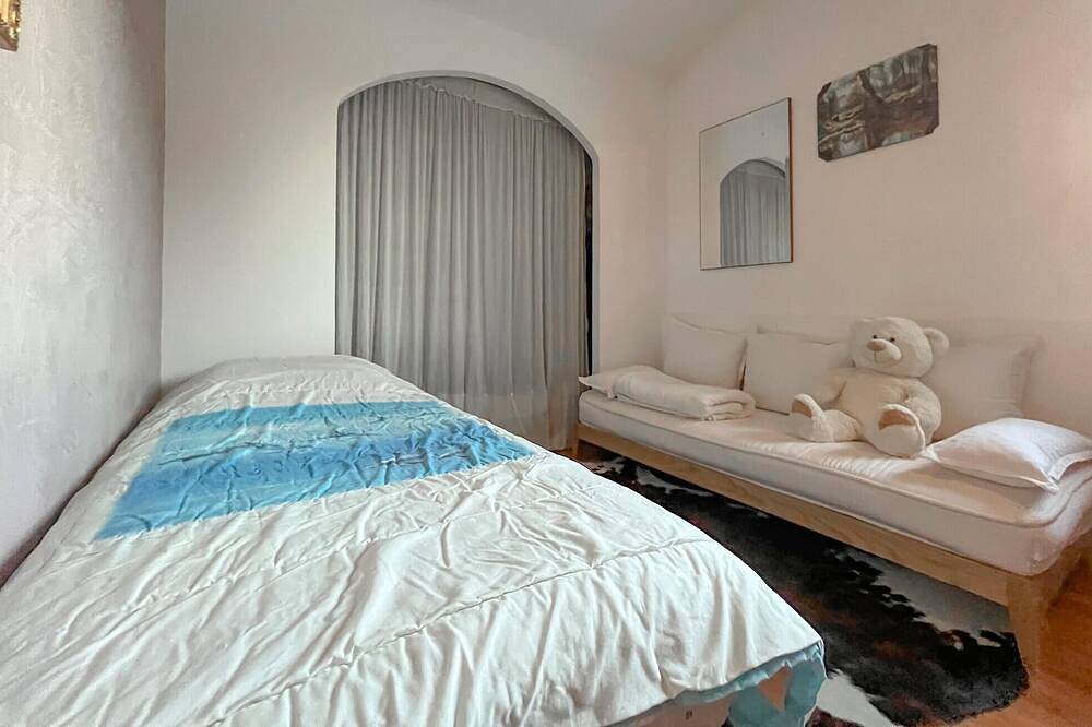 Gorgeous home in Cabannes with private swimming pool, can be inside or outside in Cabannes, Arles region