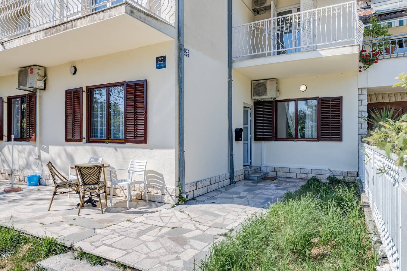 Hel ferieleilighet, Beachfront apartment Drazen, with patio & parking in Split, Split-Dalmatia