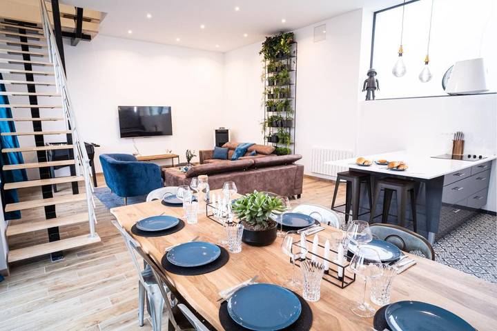 Gîte pour 8 personnes, avec terrasse et jardin à Estreux