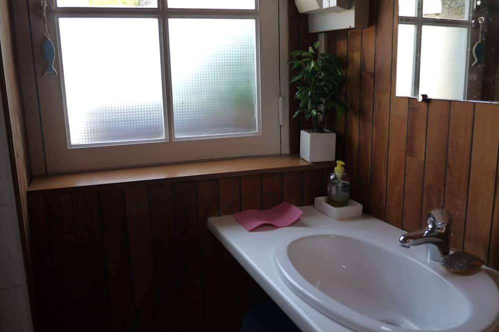 Traditional house 1 km from the beach - 4 guests in Locmaria, Côte des Mégalithes