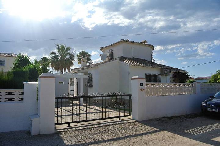 Charmante Villa Climatisee Piscine Privee, Jardin , Proche Mer Et Commerces in Almadrava, Costa Blanca