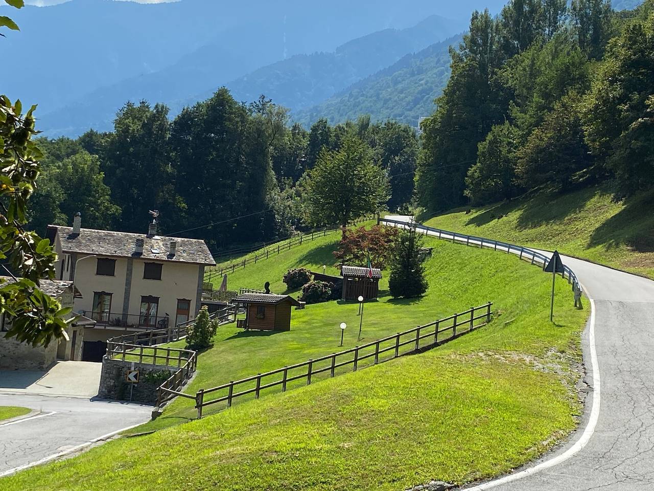 Appartamento intero, Appartamento 'Il Giardino' con vista sulle montagne, terrazza privata e Wi-Fi in Castello dell'Acqua, Valtellina