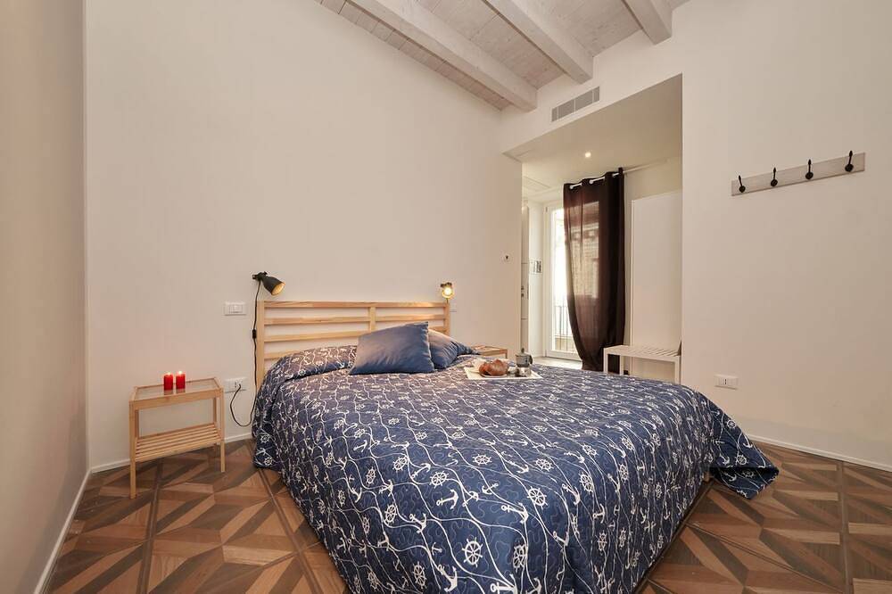 Entire apartment, Delightful apartment in the historic center of Desenzano for 4 people. in Desenzano del Garda, Garda Mountains