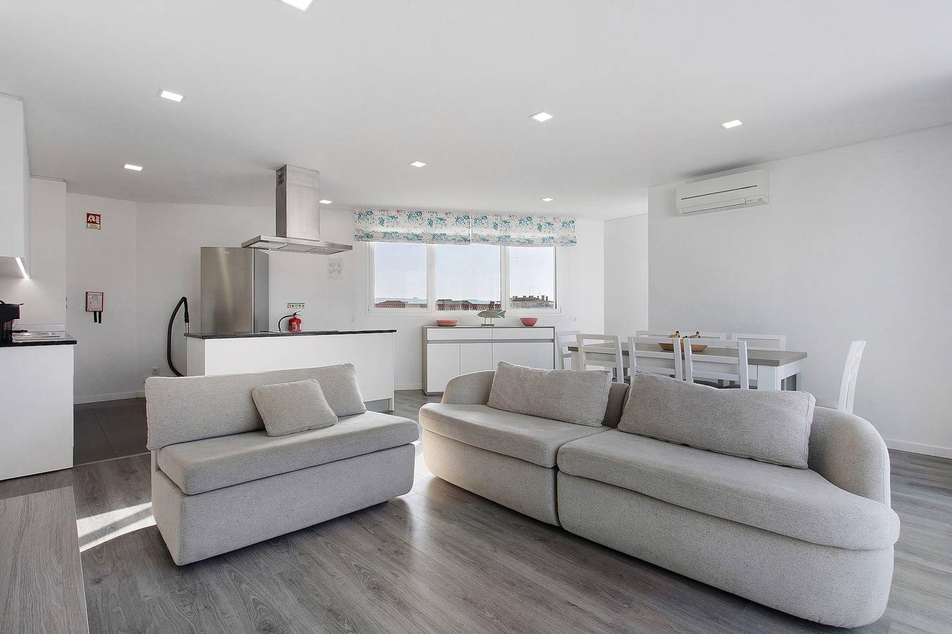 Apartamento inteiro, Apartamento 'Casa Dos Terraços Penthouse' com Varanda, Wi-Fi e Ar Condicionado in Praia de São Martinho do Porto, São Martinho do Porto