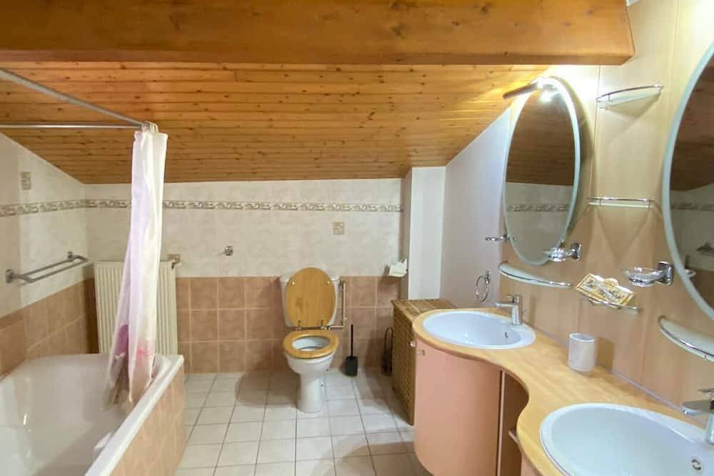Maison sur Propriété Viticole, Avec Piscine Chauffée in Puente troncoencefálico, Saintes region
