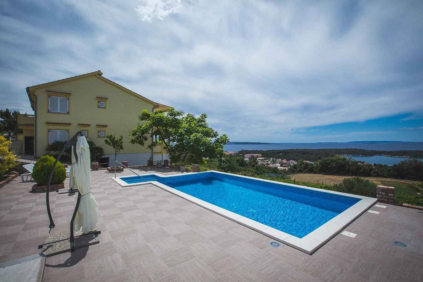 Ganze Ferienwohnung, Luxusapartment für 4 + 2 Personen mit Gemeinschaftspool und Meerblick  in Palit, Rab