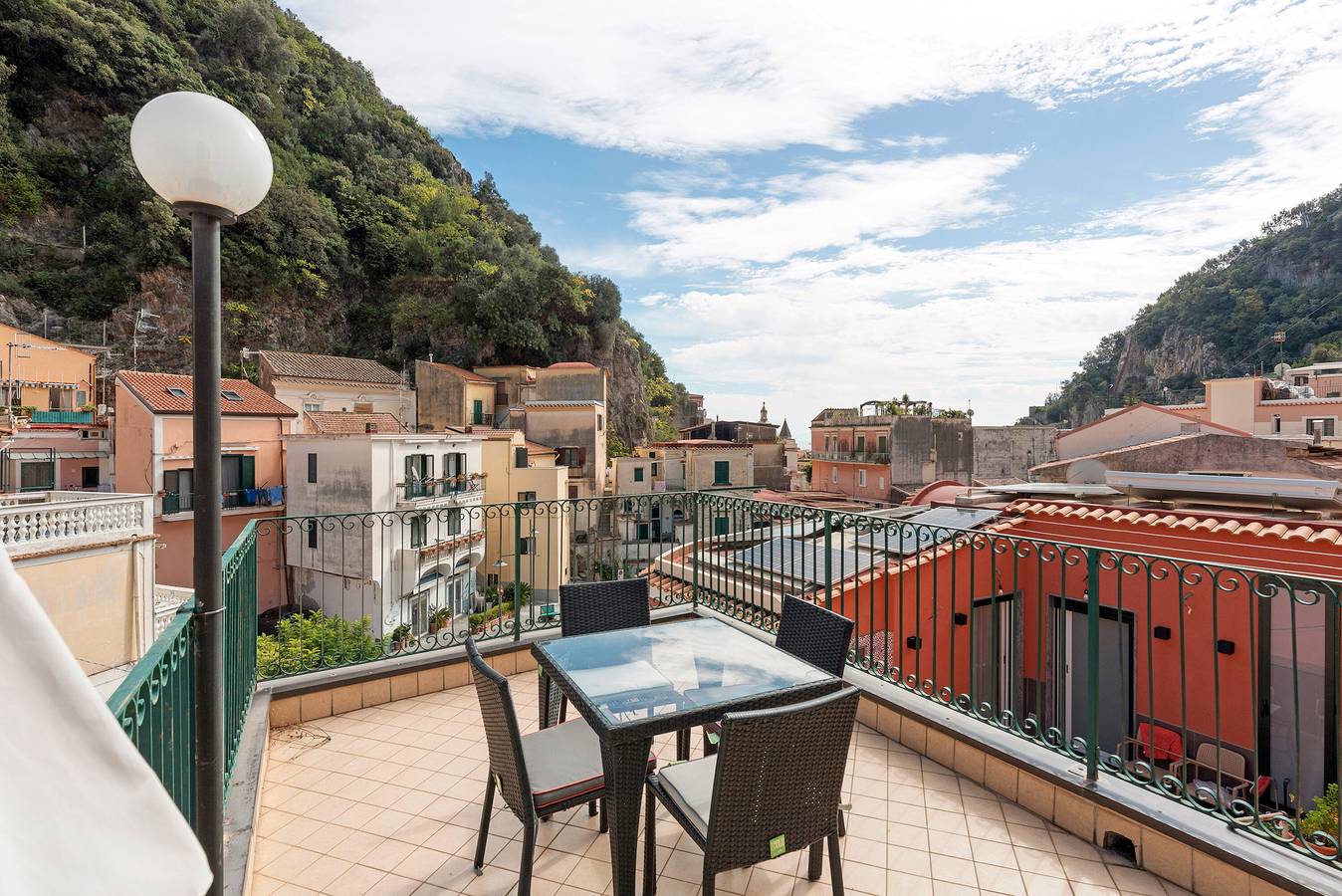 Apartamento entero, Apartamento 'Ce Tour - Casa Cetara Centro 1' con Terraza Privada, Wi-Fi y Aire Acondicionado in Cetara, Costa Amalfitana