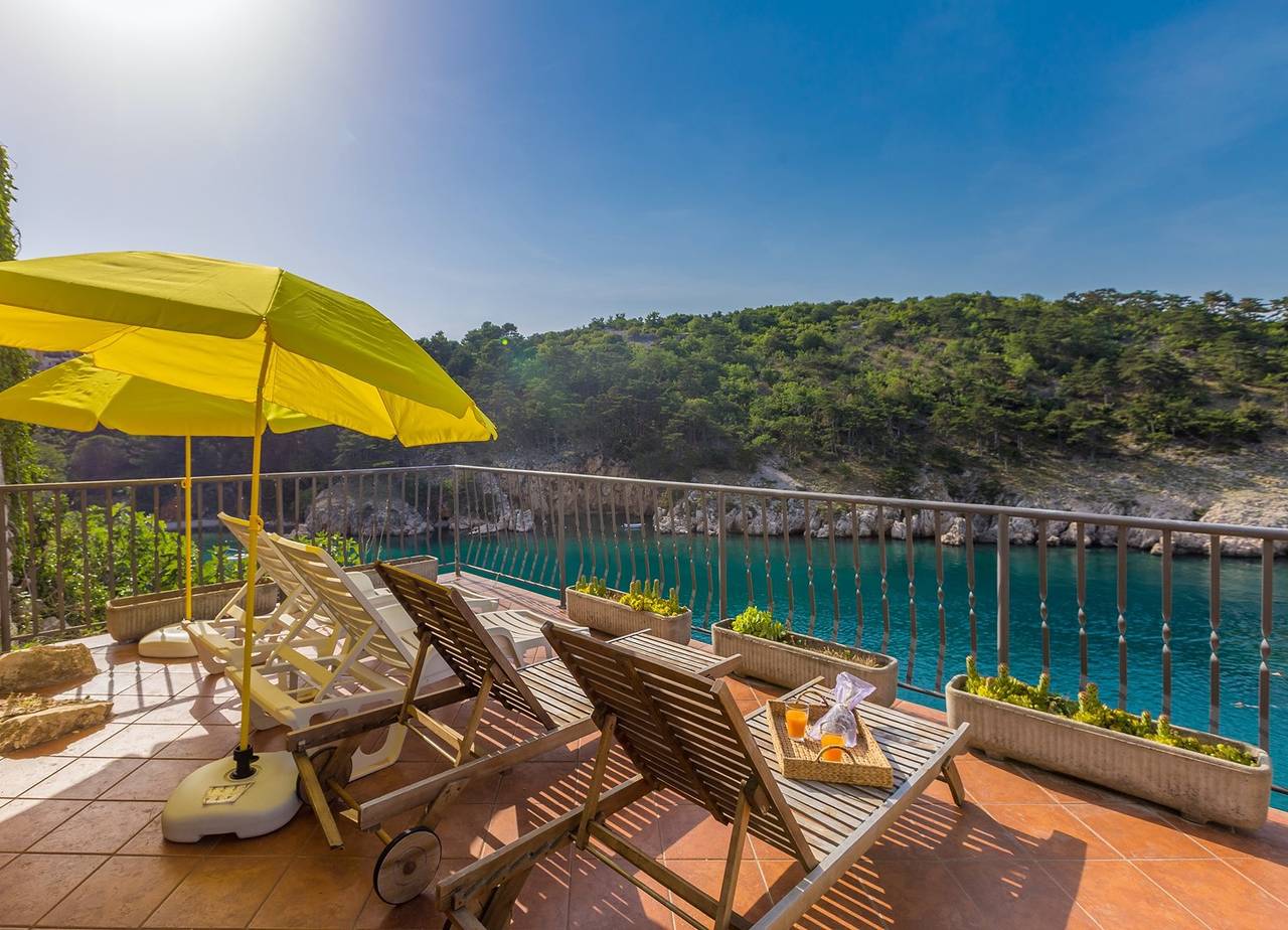 Ferienhaus Bella Mare mit herrlichem Meerblick 50m vom Strand in Vrbnik auf der Insel Krk in Vrbnik, Krk