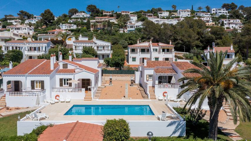 Villa for 6 people, with pool and garden as well as terrace in Platja Son Bou
