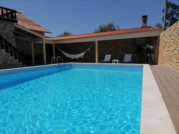 Location de vacances pour 8 personnes, avec Balcon et Terrasse ainsi que Jardin et Piscine dans Santiago da Guarda