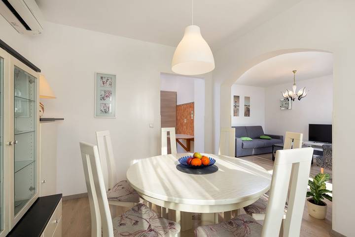 Entire apartment, Neu renovierte Ferienwohnung mit Klima, WLAN, Haustiere erlaubt, Terrasse und Grill in Pula-Medulin, Pula