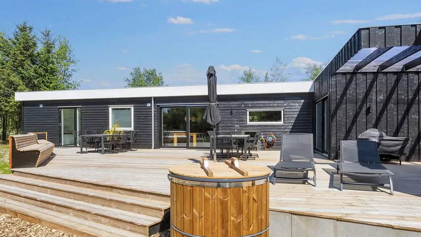 Ferieudlejning for 17 personer, med sauna og jacuzzi samt terrasse, husdyr tilladt i Morsø