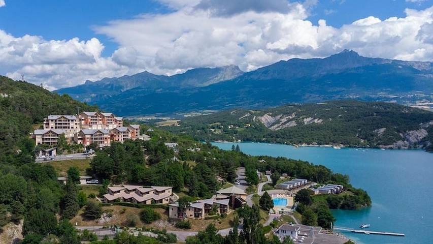 Location de vacances pour 8 personnes, avec piscine ainsi que vue sur le lac et balcon/terrasse dans Lac de Serre-Ponçon