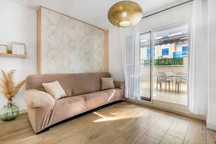 Apartamento entero, Apartamento 'Prendisole Denia' con vistas a la montaña, Wi-Fi y aire acondicionado in Las Marinas, Dénia
